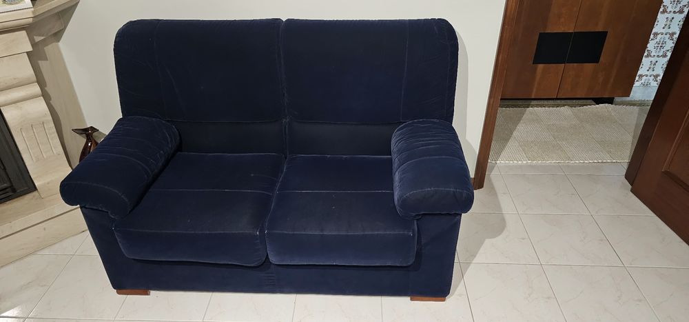 Sofá azul escuro