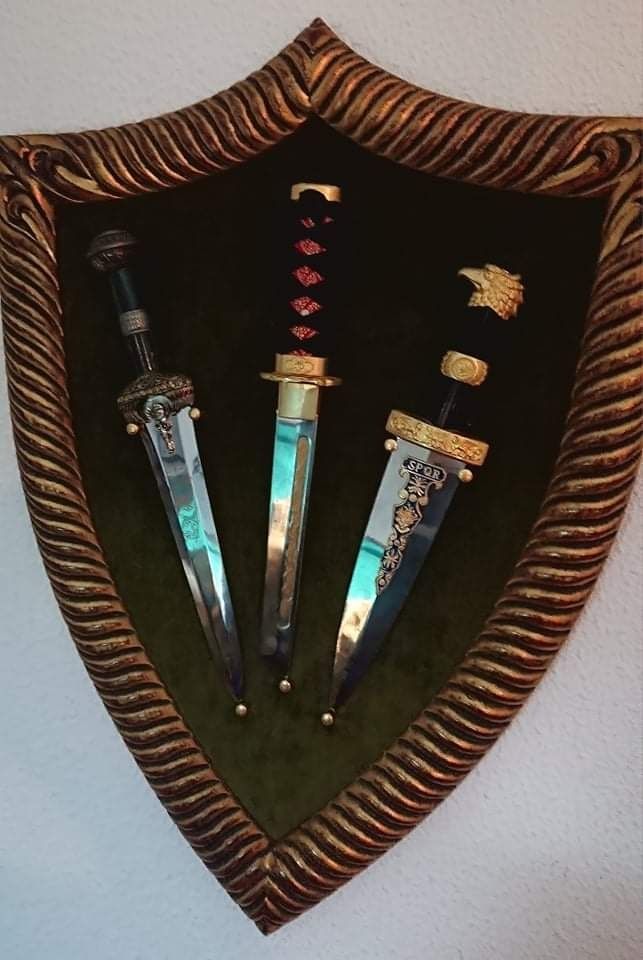 2 Escudos com 6 Adagas dos Principais Imperadores.