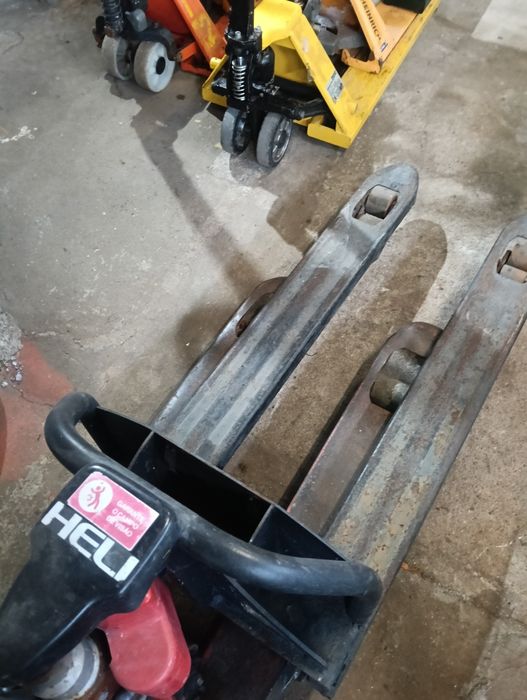 Porta paletes elétrico precisa de bateria