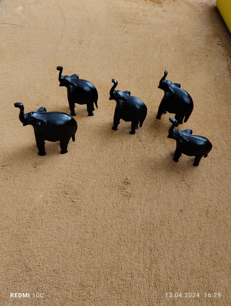 Figurki słoni z drewna.