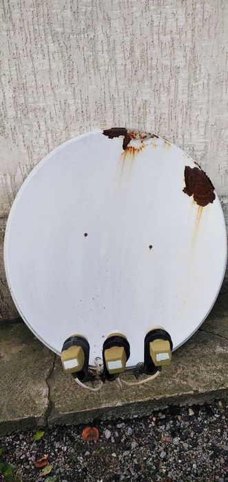 Супутникова тарілка на 3 робочі головки