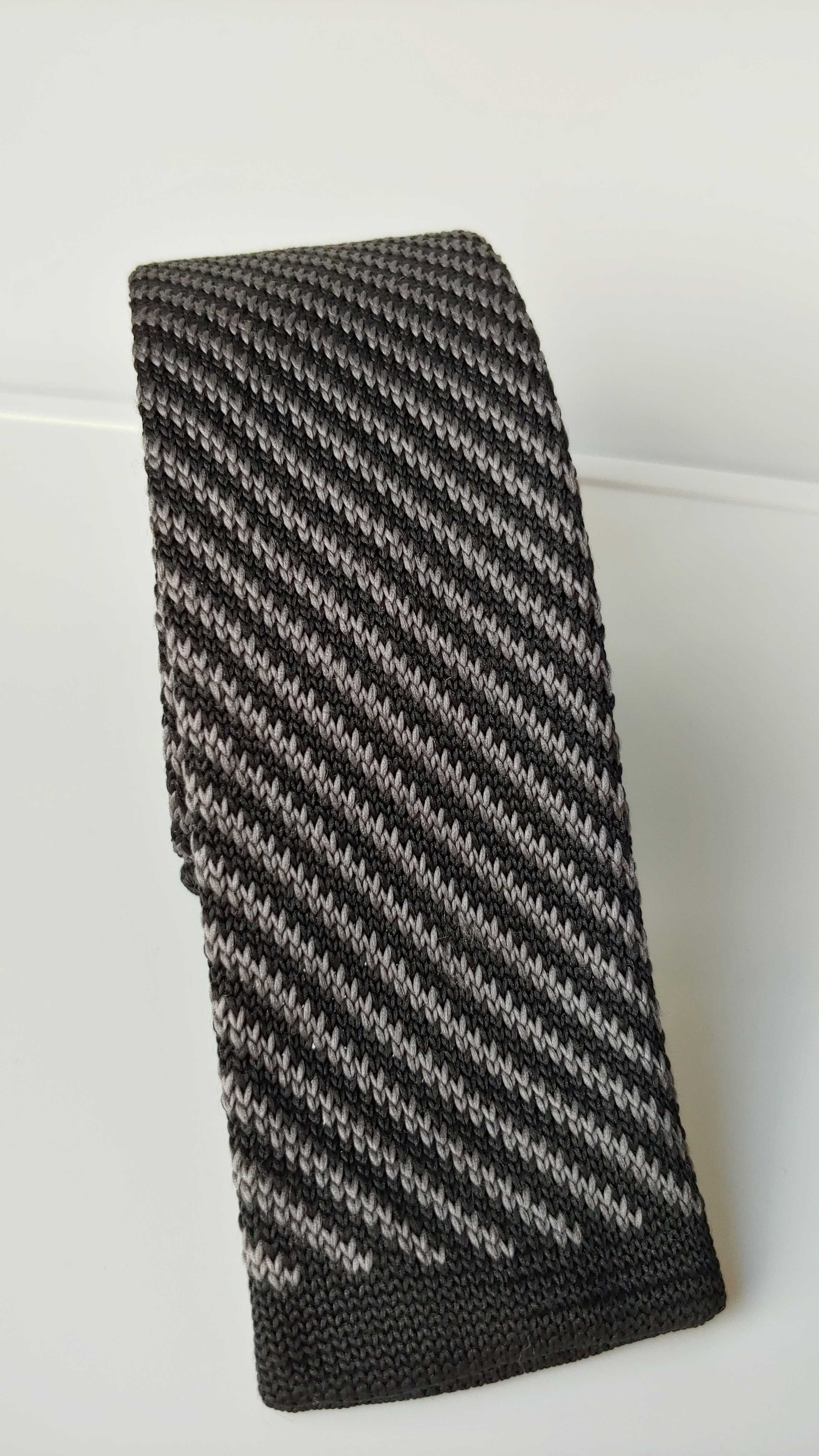 Krawat tzw. knot do koszuli. Super klasyczna kolorystyka polecam