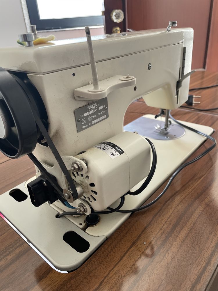 Maquina de Costura PFAFF 210 - Com Movel - Sem Avarias - Vintage