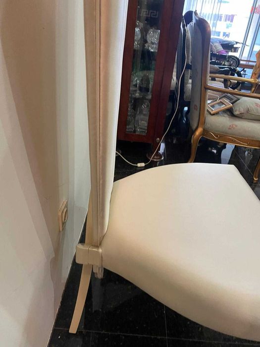 Cadeira design moderno em branco pérola de exposição