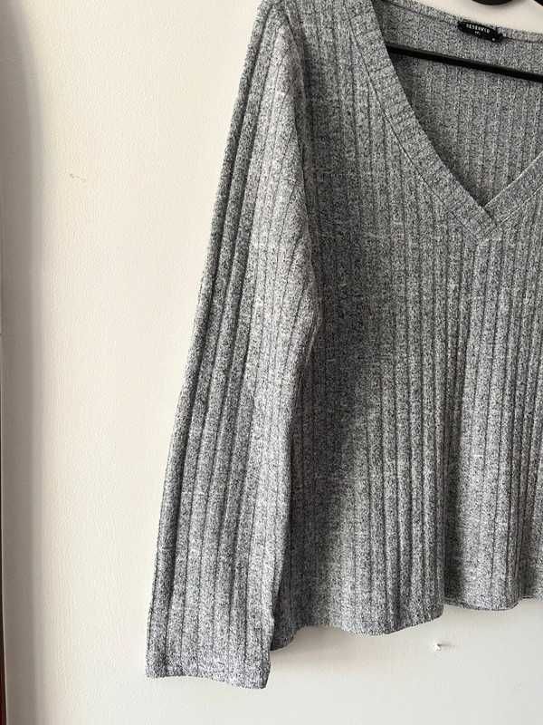 Szary sweter damski z dekoltem V Reserved YFL M 38