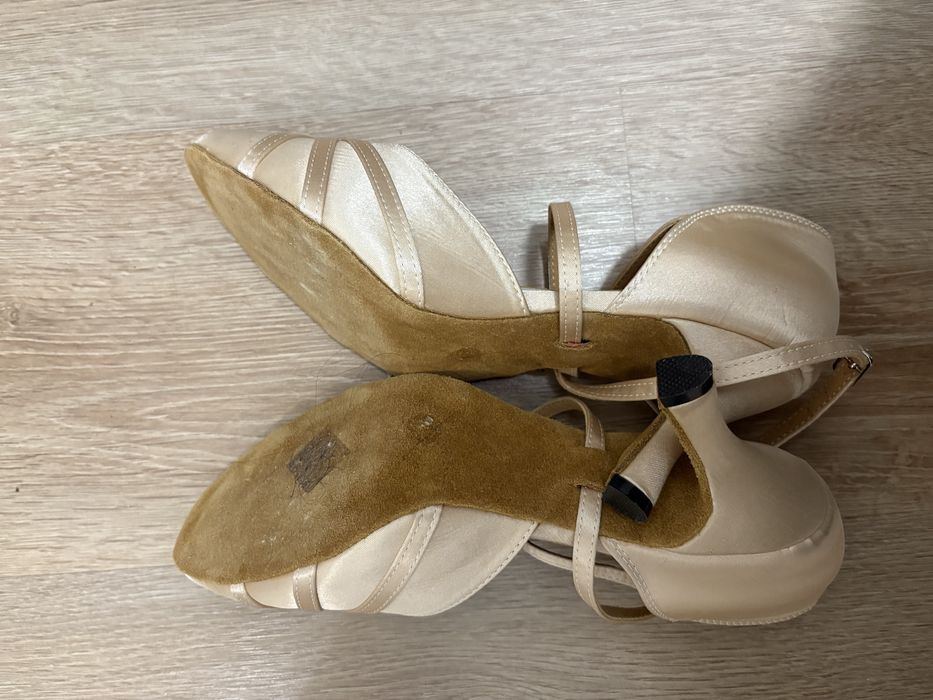 Czółenka buty do tańca beżowe Burtan 7,5cm nowe 39