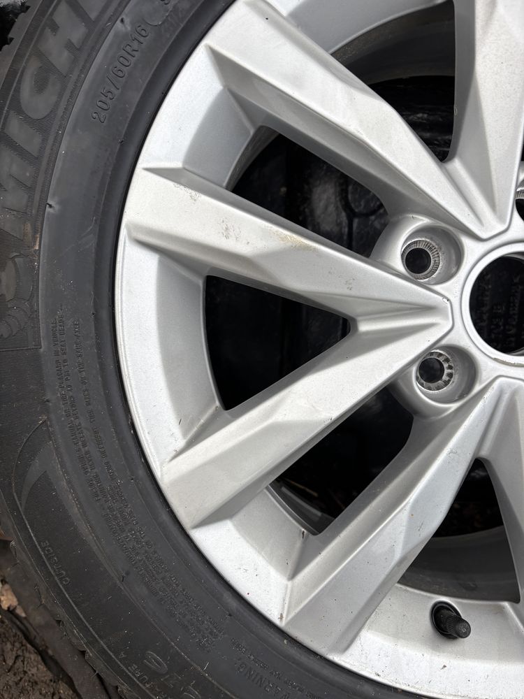 VW Tourab 5ta felga aluminiowa 5ta 601 025