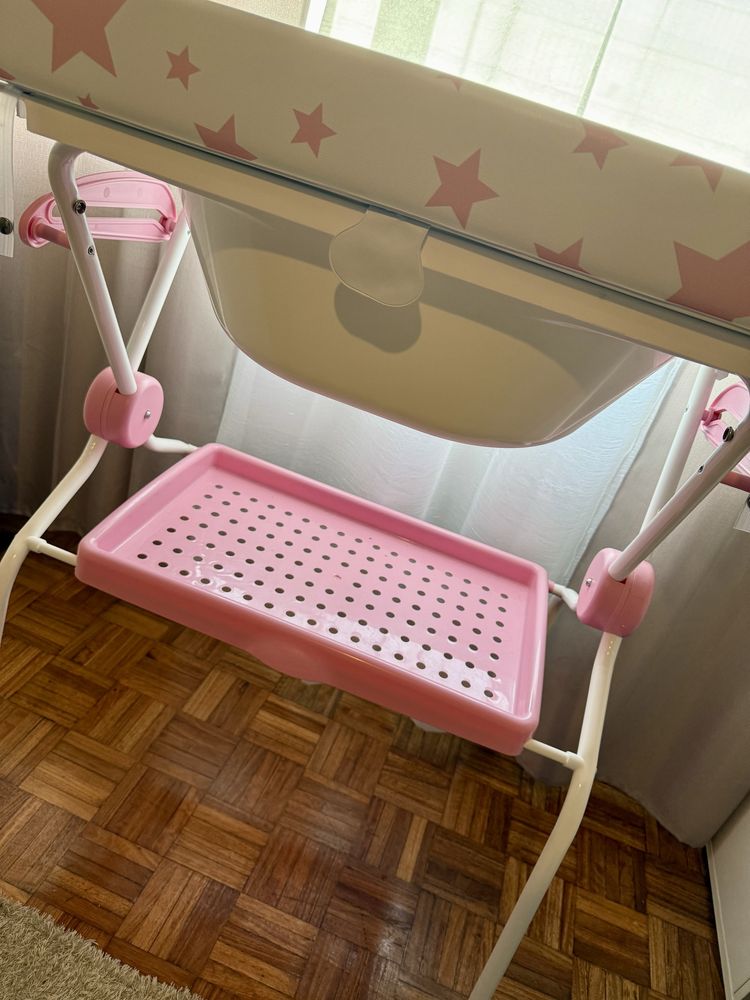 Muda fraldas com banheira Rosa