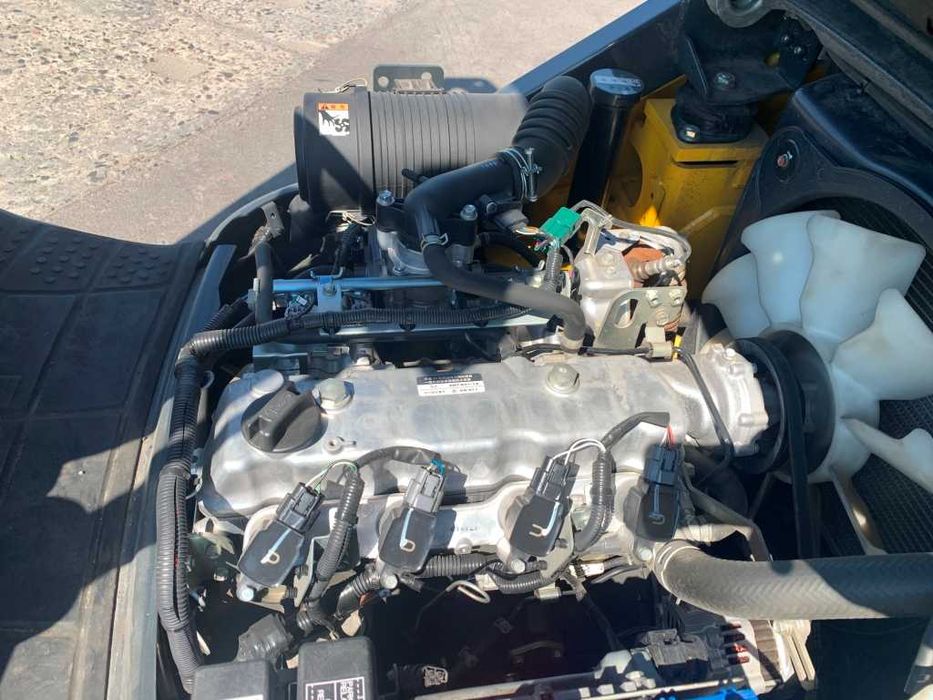 Вилочний автонавантажувач Komatsu,з дод. лiн. та щоглою 4.5 метри.