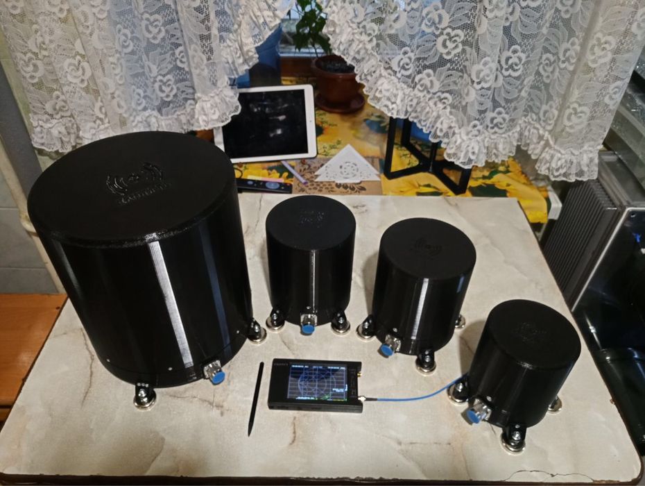 Антена квадрофілярна для РЕБ, 700-1050 MHz, купольна