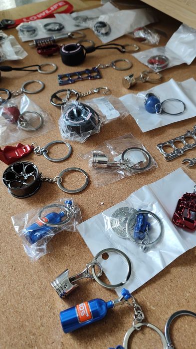 Breloczki motoryzacyjne, opony F1, zapachy do aut