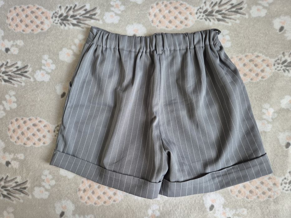 Сірі шорти на резинці сзаду