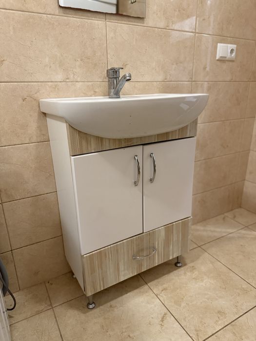 Умивальник з тумбою / ванна кімната