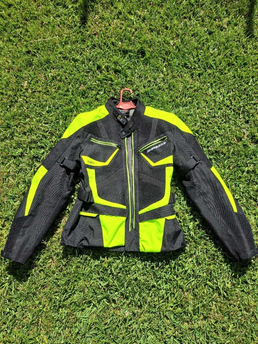 Botas AlpineStars, casaco Spidi e capacete AGV