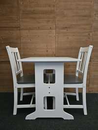 Mały biały kwadratowy stolik z dwoma krzesłami w komplecie
