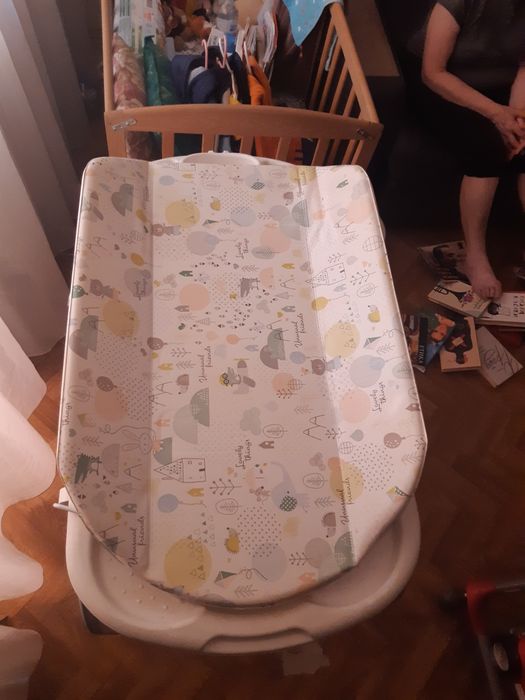 Пеленальний столик