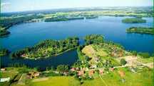 Domek nad jeziorem --- Majdy (Olsztyn) z linią brzegową i pomostem.