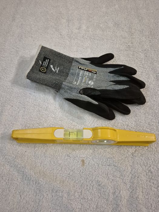 Poziomica Stabila + rękawice – stan bardzo dobry, jak nowa