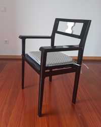 cadeira em madeira de castanho pintada