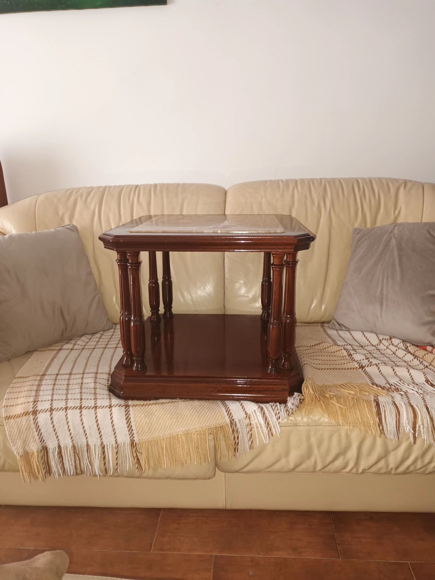 Mesinha de sala em cerejeira