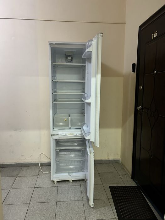 Вбудованмй холодильник ARISTON OPERA