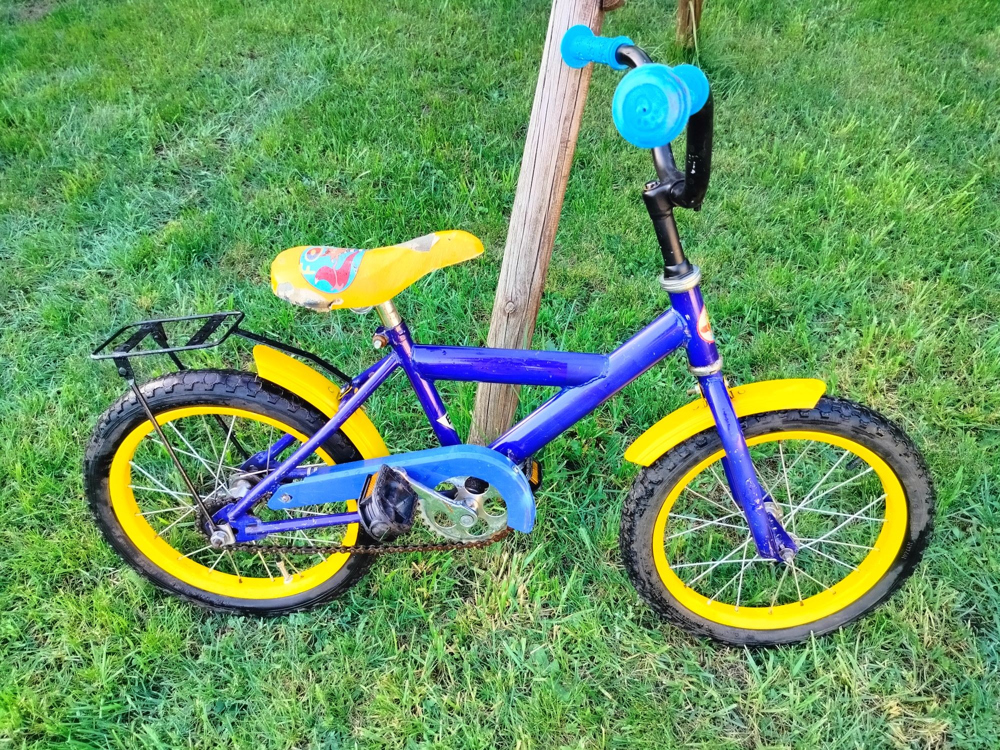 Niebieski rower dziecięcy