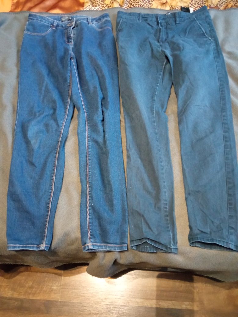 Dwie pary jeansów
