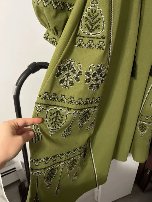 Жіноча сукня вишиванка колір хакі обємні рукави з пояском