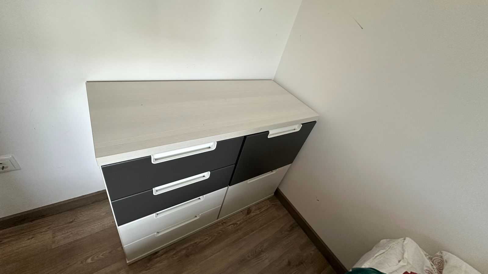 Cómoda de grande capacidade com 4 gavetas e 2 contentores