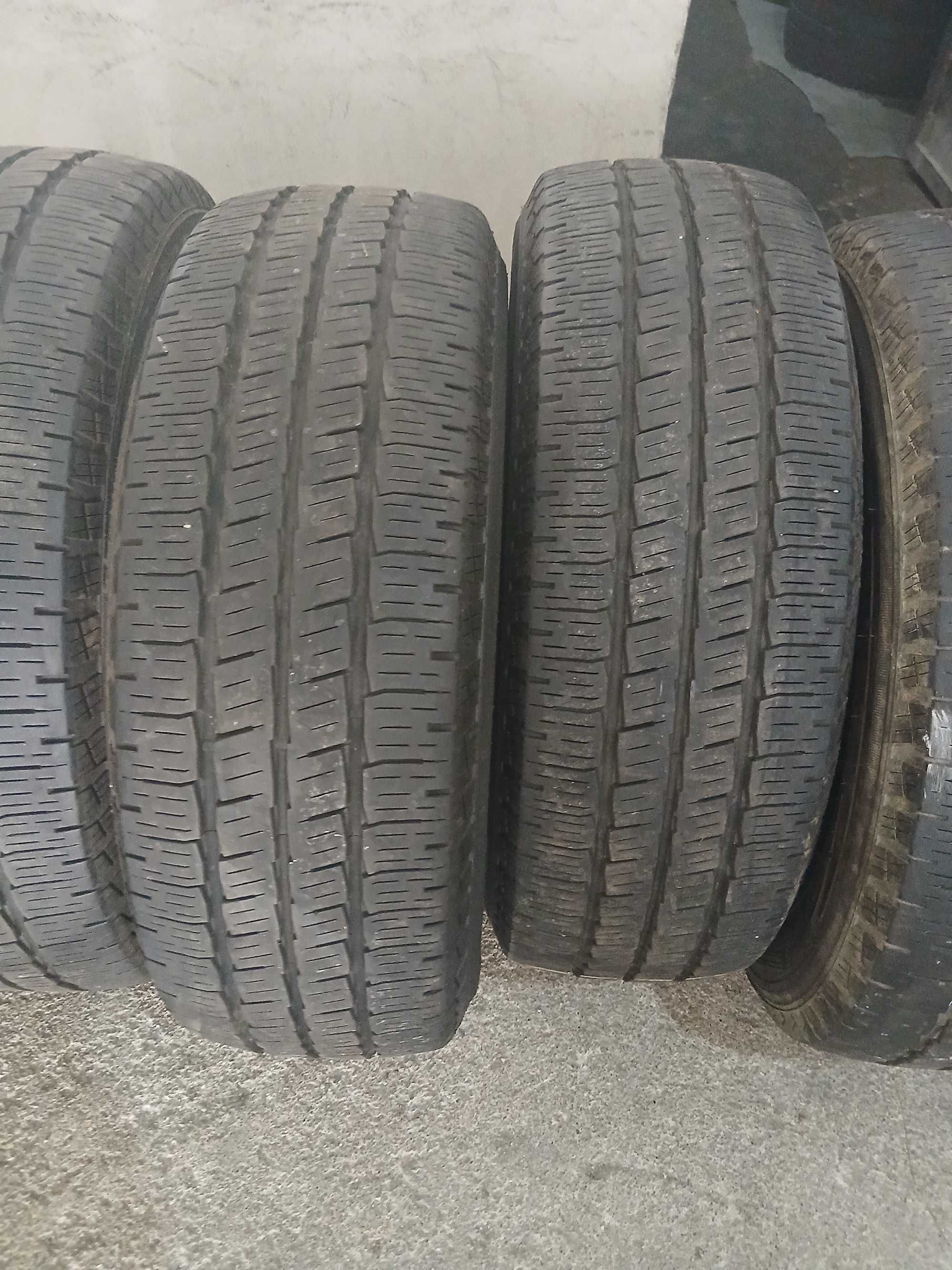 Pneus 225/70R15 C Pirelli