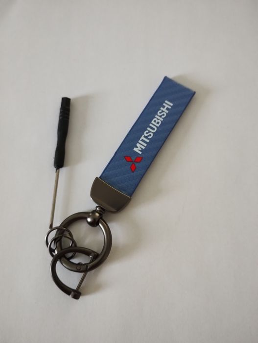Breloczek Mitsubishi o strukturze a la carbon