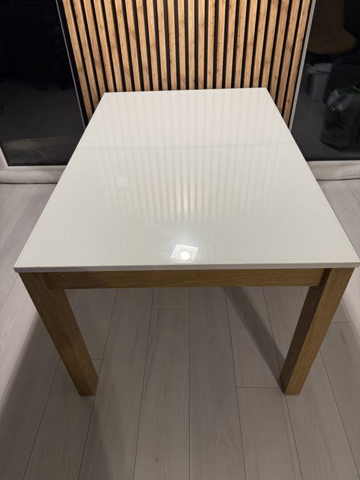 Stół rozkładany ze szklanym blatem