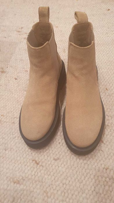 Чоботи Челсі & Others Stories