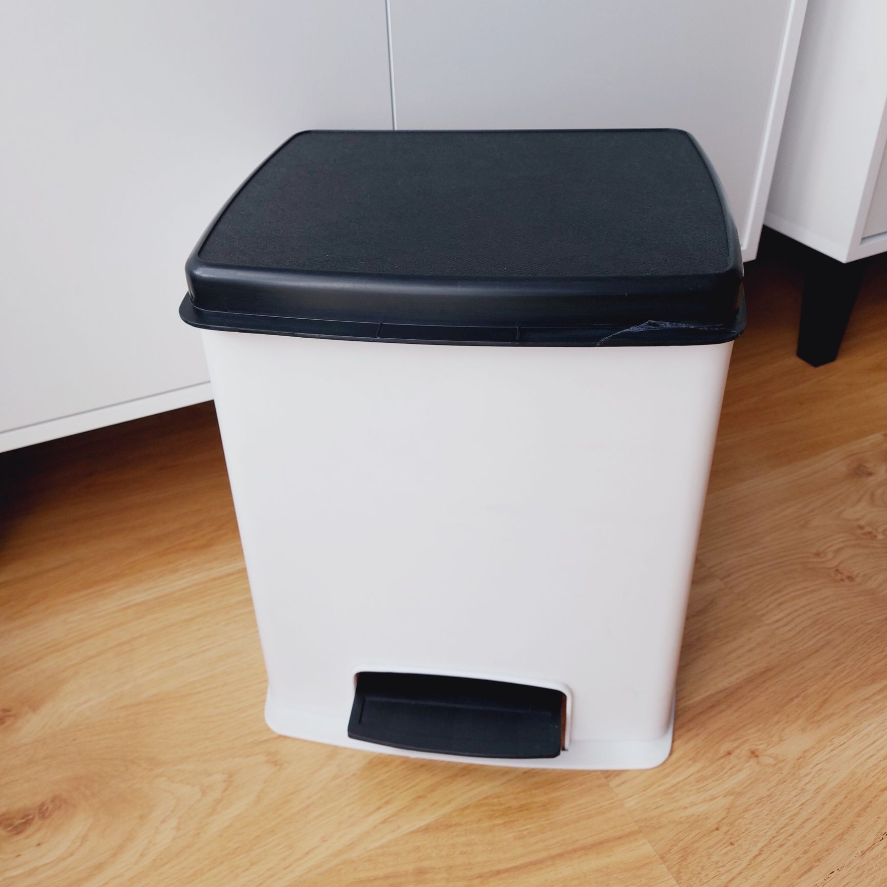 Kosz na śmieci z okresu PRL śmietnik plastikowy ZTS KRYWAŁD-ERG Knurów