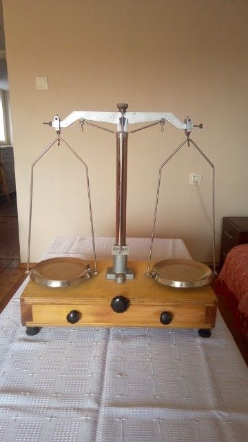 Waga  laboratoryjna  szalkowa  z odważnikami  z 1976 roku