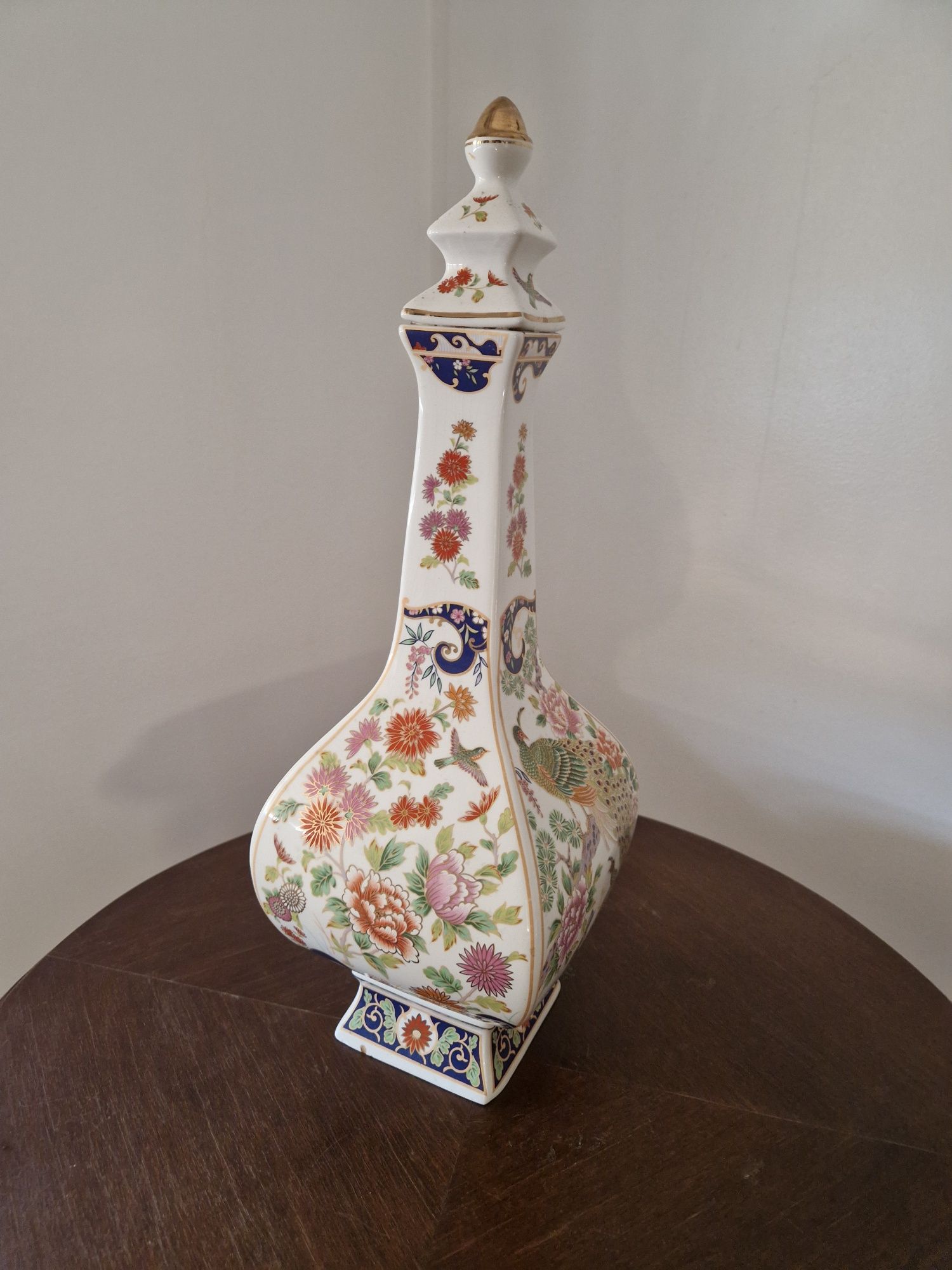 Jarrão de loiça com flores e pássaros