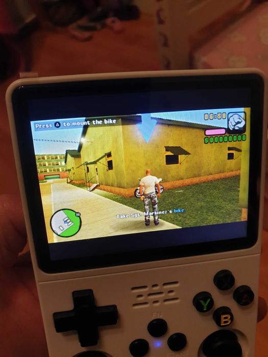 Портативна приставка R36s з эмуляцією багатьох приставок