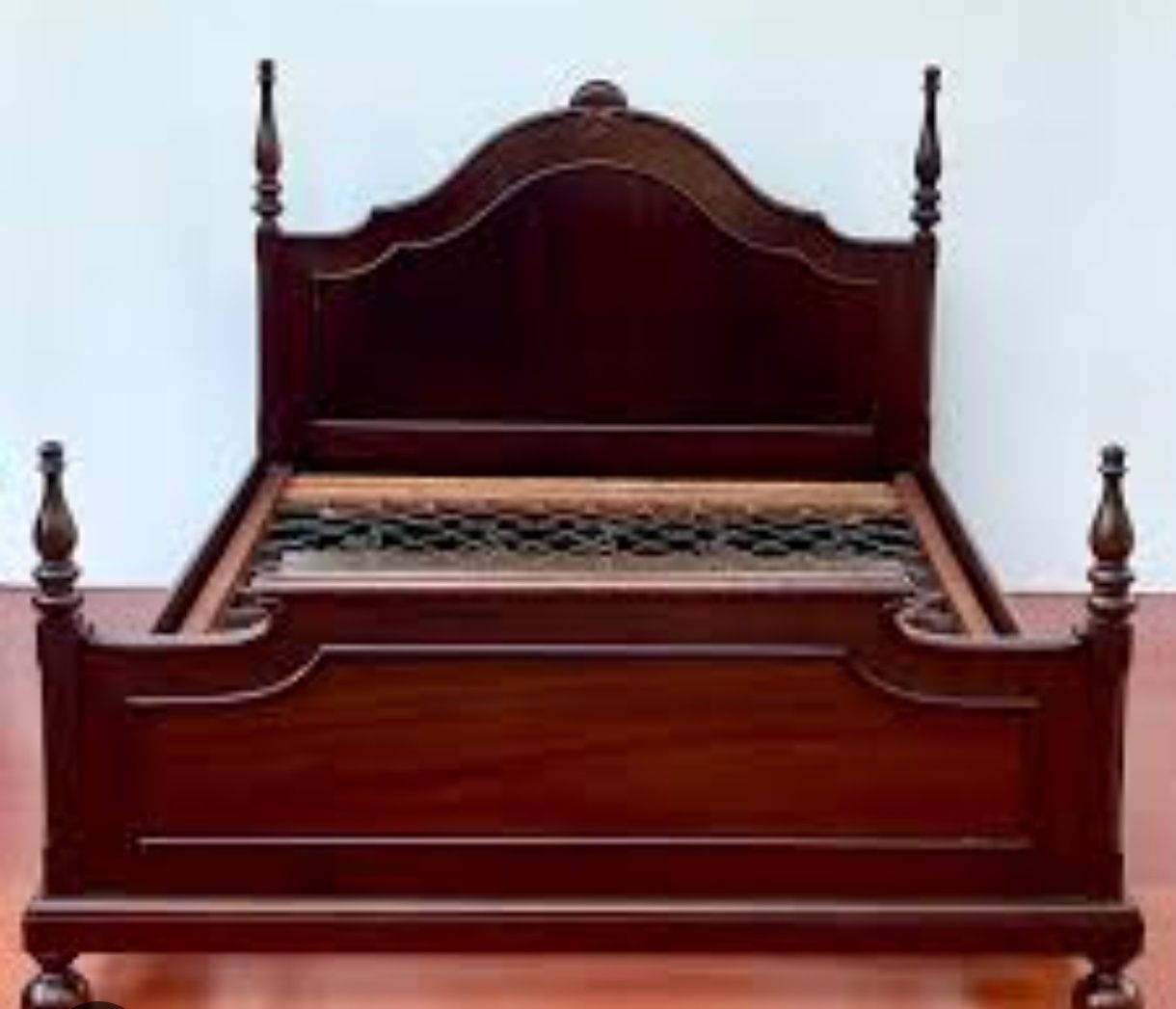 Conjunto Guarda-Fatos e Cama de Madeira Maciça – Estilo Clássico