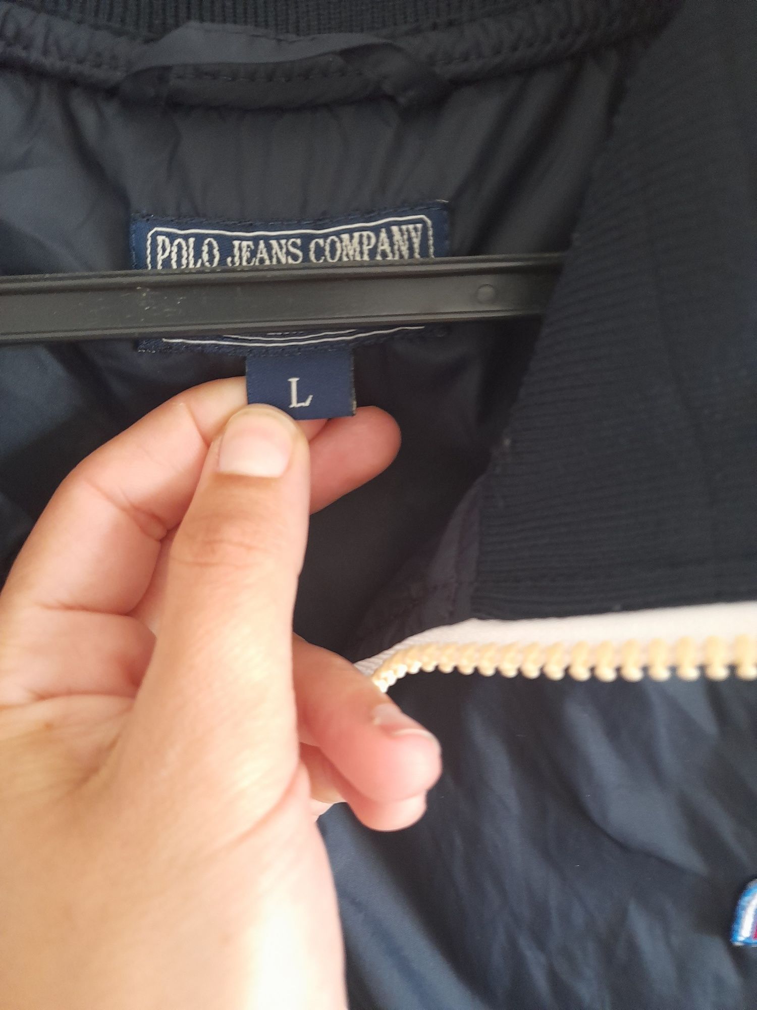 Corta-vento azul escuro com bolsos