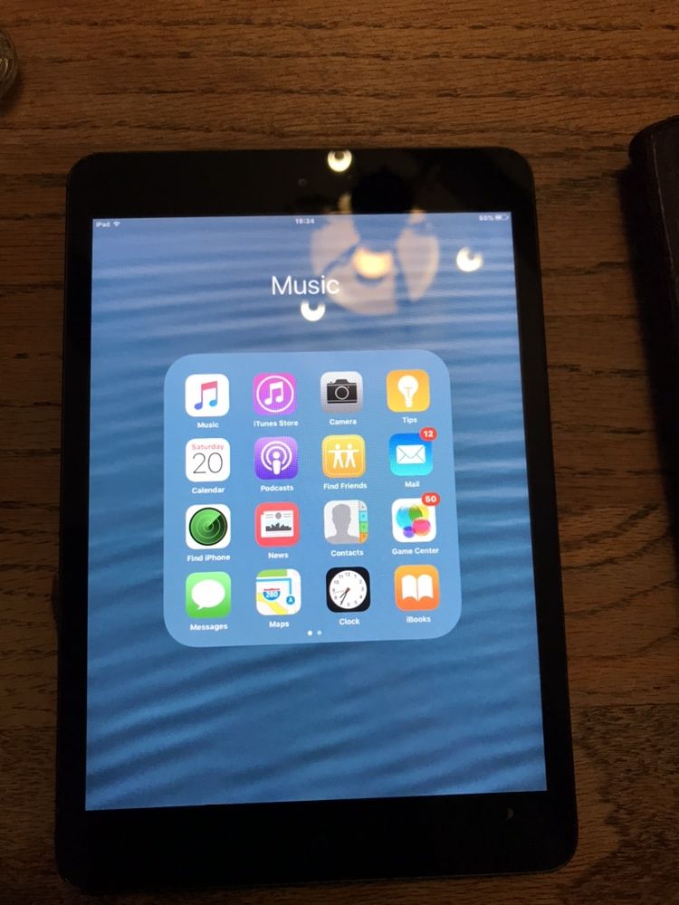 Tablet z Apple w brązowej okładce
