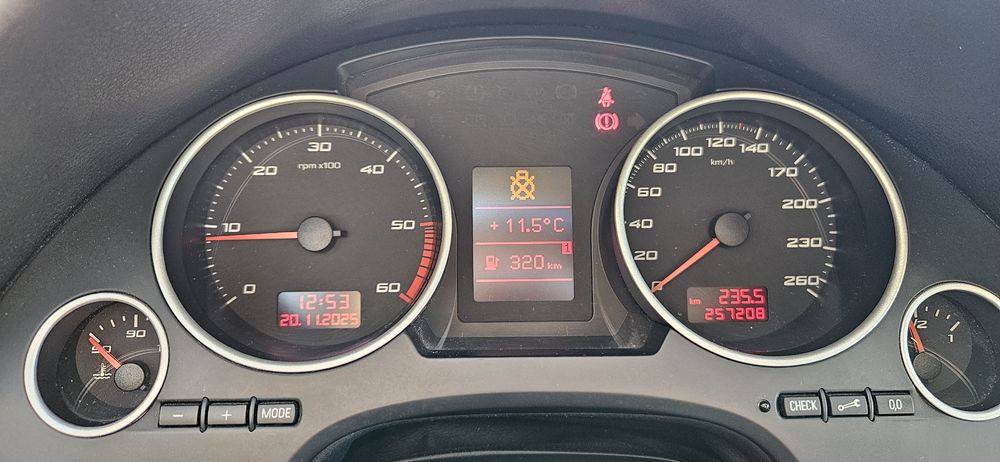 Seat Exeo ST 2.0 TDI 143cv
Com 257000km.
Jantes 18.
Troquei a distribu