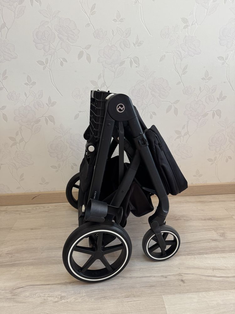 Прогулянкова коляска Cybex Balios S Lux з оригінальними аксесуарами