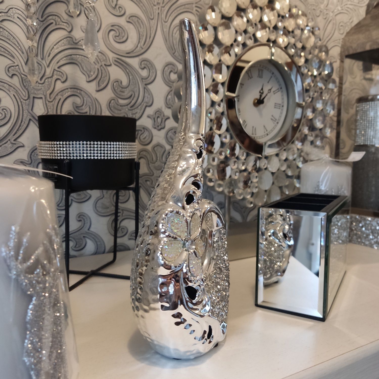 Figurka dekoracyjna srebrna z błyszczącymi kryształkami Glamour nowa