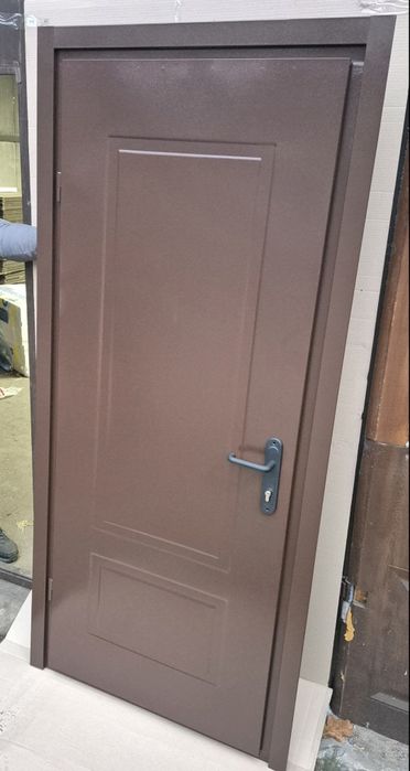 Вхідні двері в будинок хозблок гараж погреб сарай. Металеві Технічні