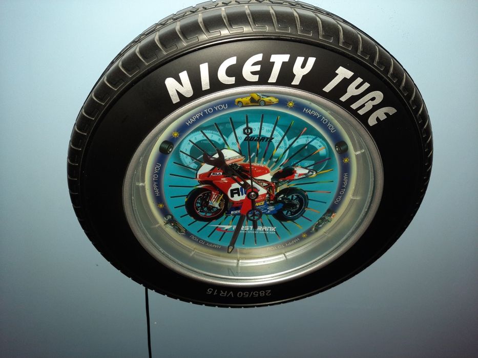 Zegar ścienny koło samochodowe dla chłopca podświetlane