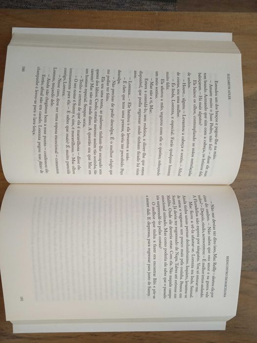 Livro - Reencontro em Barcelona, autoria de Elizabeth Adler