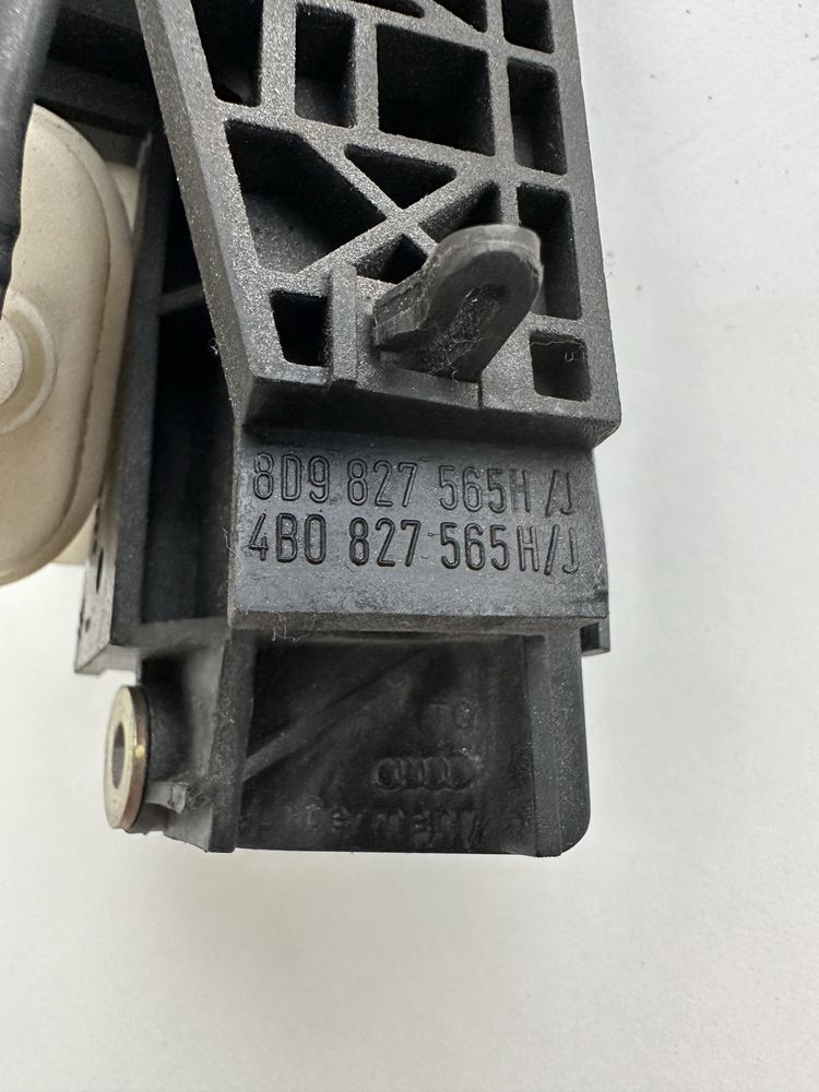 Ручка Замок кришки багажника зад Audi A3 A6 C5 A4 B5 8D9827565H/J