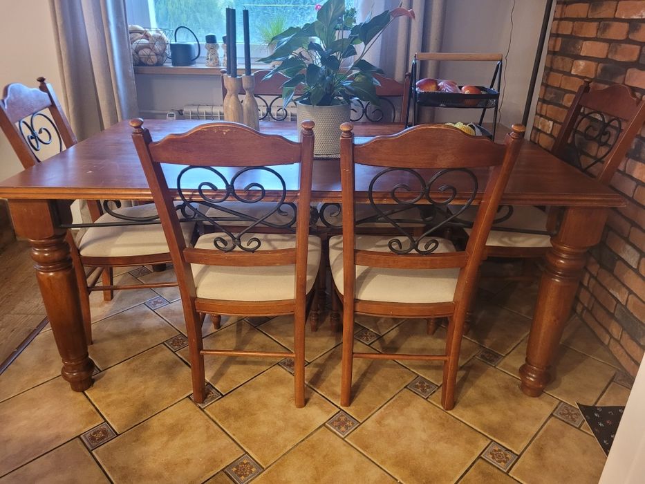 Zestaw stół plus krzesła. Drewno