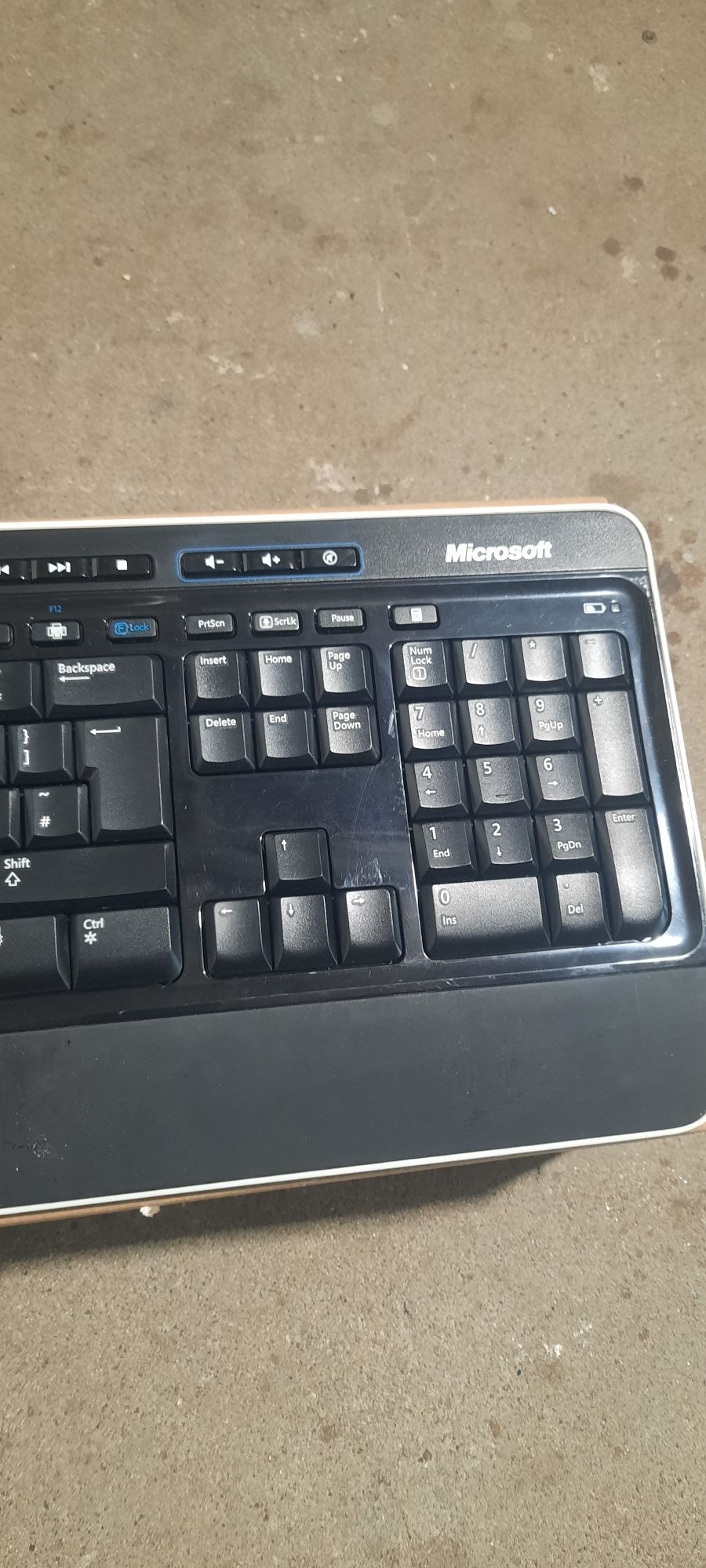 Klawiatura bezprzewodowa Microsoft niekompletna