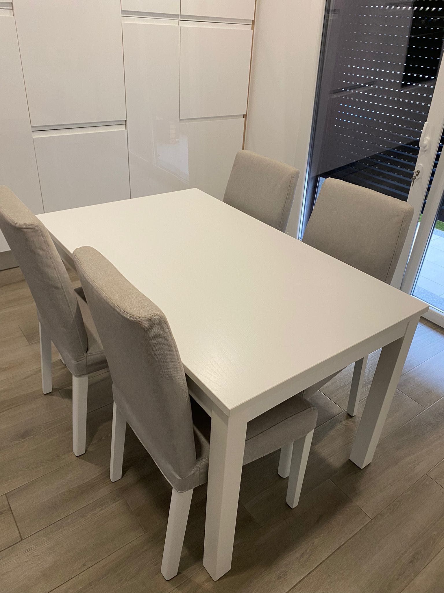 Conjunto mesa de refeição extensível + cadeiras